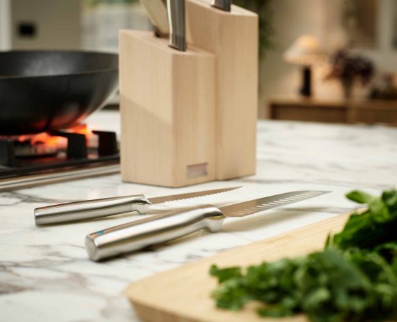 Joseph Joseph Elevate Fusion 5-piece Knife & Scissor Set with Beechwood Block - Image 5
