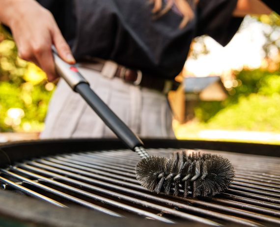 Joseph Joseph GrillOut Stainless-Steel BBQ Cleaning Brush with Extending Handle - Image 4