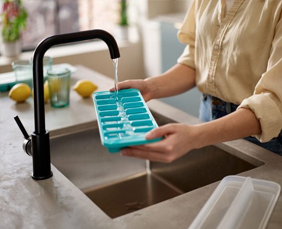 Joseph Joseph Flow Easy-fill Blue Ice-cube Tray - Image 2
