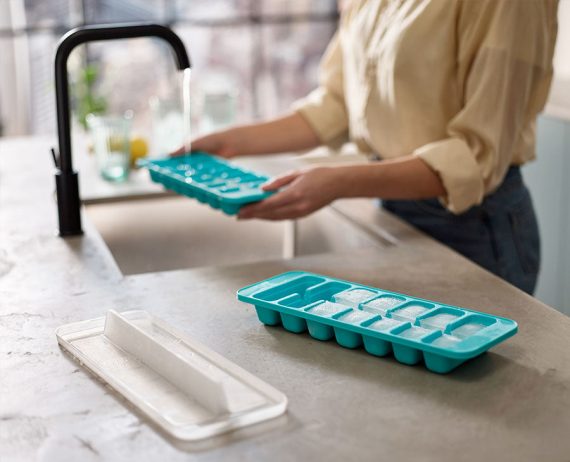 Joseph Joseph Flow Pack of 2 Easy-fill Blue Ice-cube Trays - Image 2