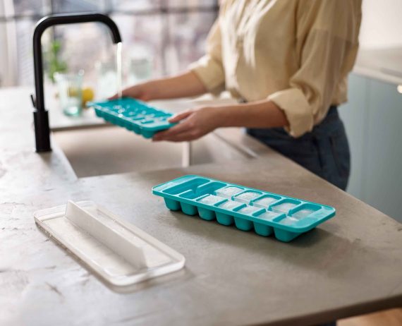 Joseph Joseph Flow Pack of 2 Easy-fill Blue Ice-cube Trays - Image 3