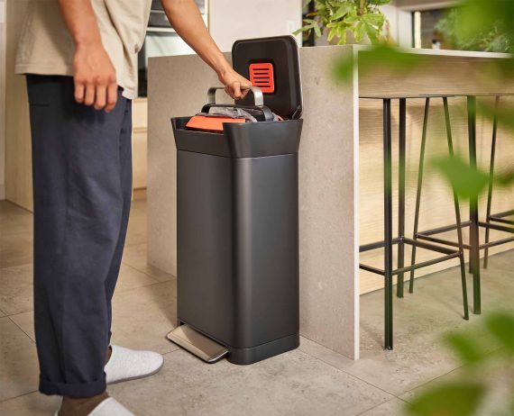 Joseph Joseph Titan 30L Black Trash Compactor Starter Set - Image 2