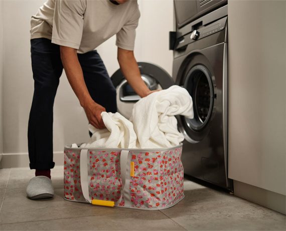Joseph Joseph Hold-All Peach Collapsible 35L Laundry Basket - Image 2