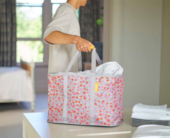 Joseph Joseph Hold-All Max Peach Collapsible 55L Laundry Basket - Image 3
