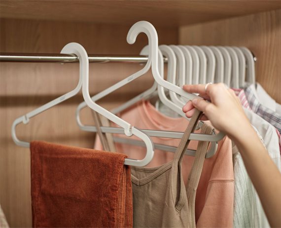 Joseph Joseph Orderly Set of 5 Anti-tangle Ecru Clothes Hangers - Image 2