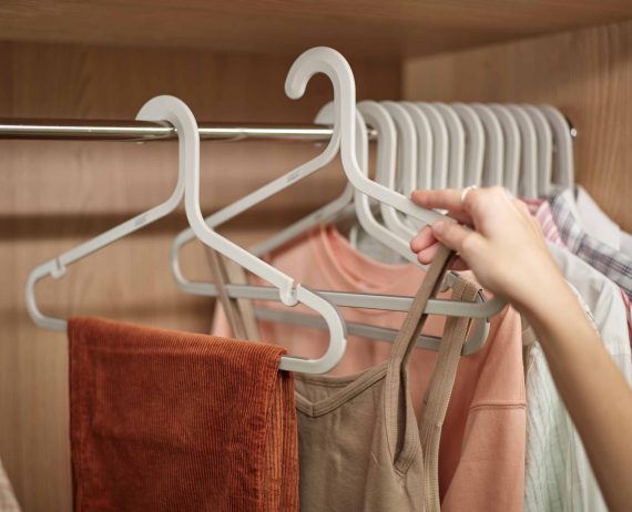 Joseph Joseph Orderly Set of 5 Anti-tangle Ecru Clothes Hangers - Image 3