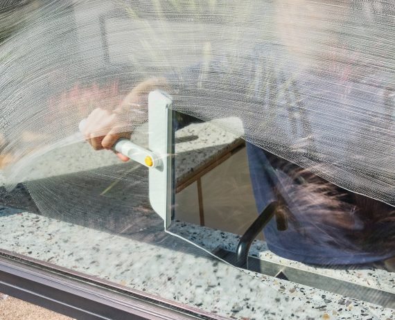 Joseph Joseph CleanTech 2-in-1 Glass Cleaning Tool - Image 4