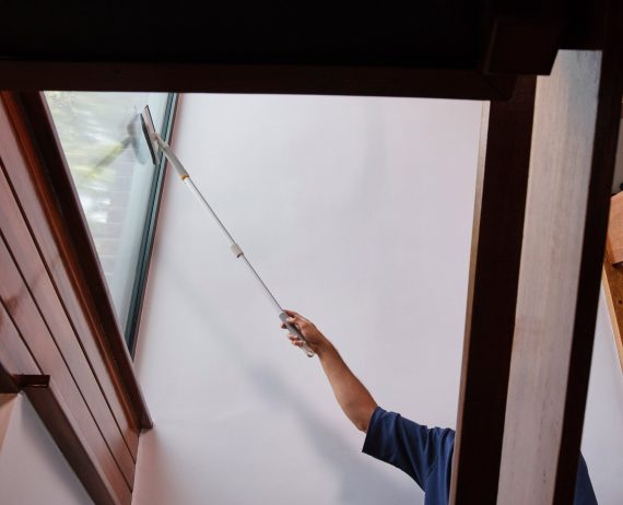 Joseph Joseph CleanTech 2-in-1 Glass Cleaning Tool with Extension Pole - Image 5