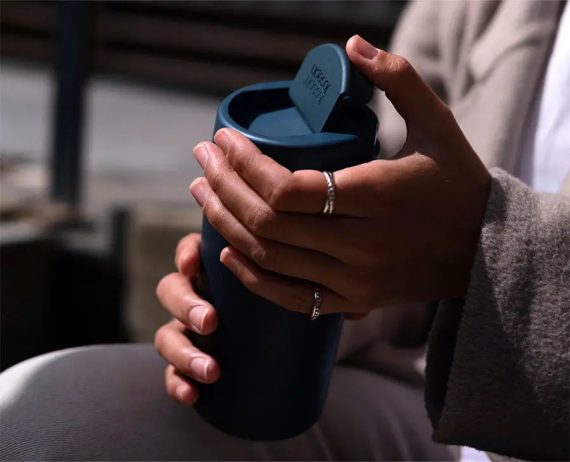 Joseph Joseph Sipp Blue Travel Mug Large with Hygienic Lid 454ml - Image 2