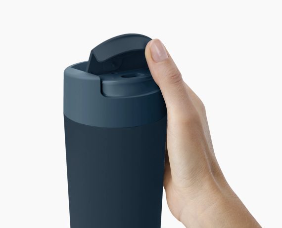 Joseph Joseph Sipp Blue Travel Mug Large with Hygienic Lid 454ml - Image 4