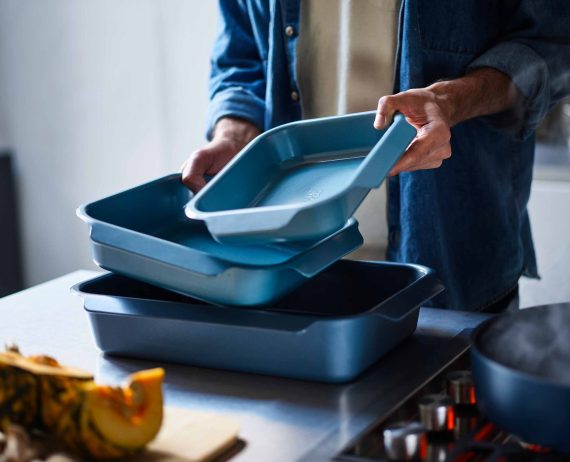 Joseph Joseph Nest Oven Non-stick Large Blue Roasting Pan - Image 5