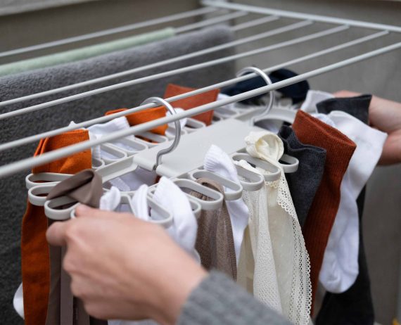 Joseph Joseph Petal 32-piece Quick-grip Ecru Drying Hanger - Image 3