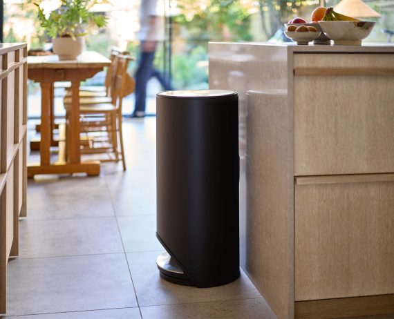 Joseph Joseph Arc 30L Easy-push Matt Black Pedal Trash Can - Image 3
