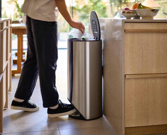 Joseph Joseph Arc 30L Easy-push Stainless-steel Pedal Trash Can - Image 3